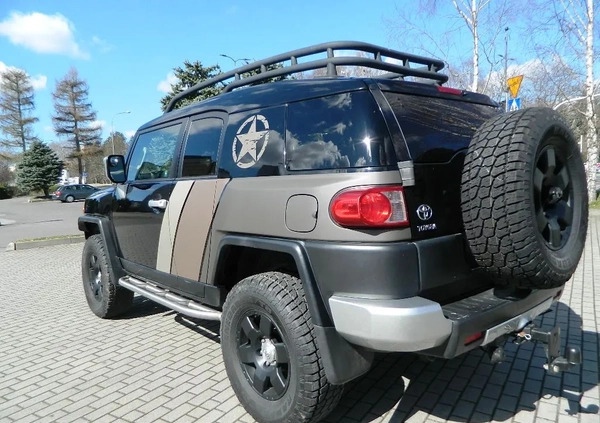 Toyota FJ cena 120000 przebieg: 227300, rok produkcji 2010 z Rzeszów małe 379